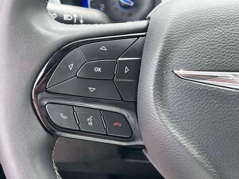 Used 2025 Chrysler Pacifica Limited FWD image 36