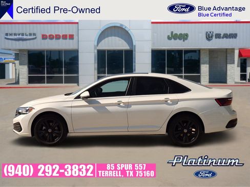 Used 2024 Volkswagen Jetta SE w/ Panoramic Sunroof Package FWD image 3