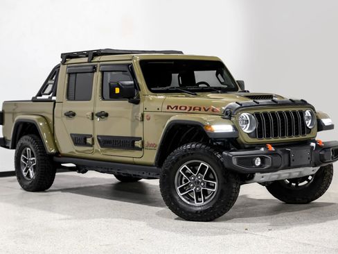 Used 2025 Jeep Gladiator Mojave w/ Convenience Group AWD/4WD image 4