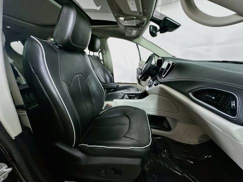 Used 2023 Chrysler Pacifica Limited FWD image 11