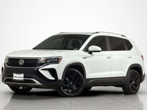 Used 2022 Volkswagen Taos SE w/ Panoramic Sunroof Package FWD image 1