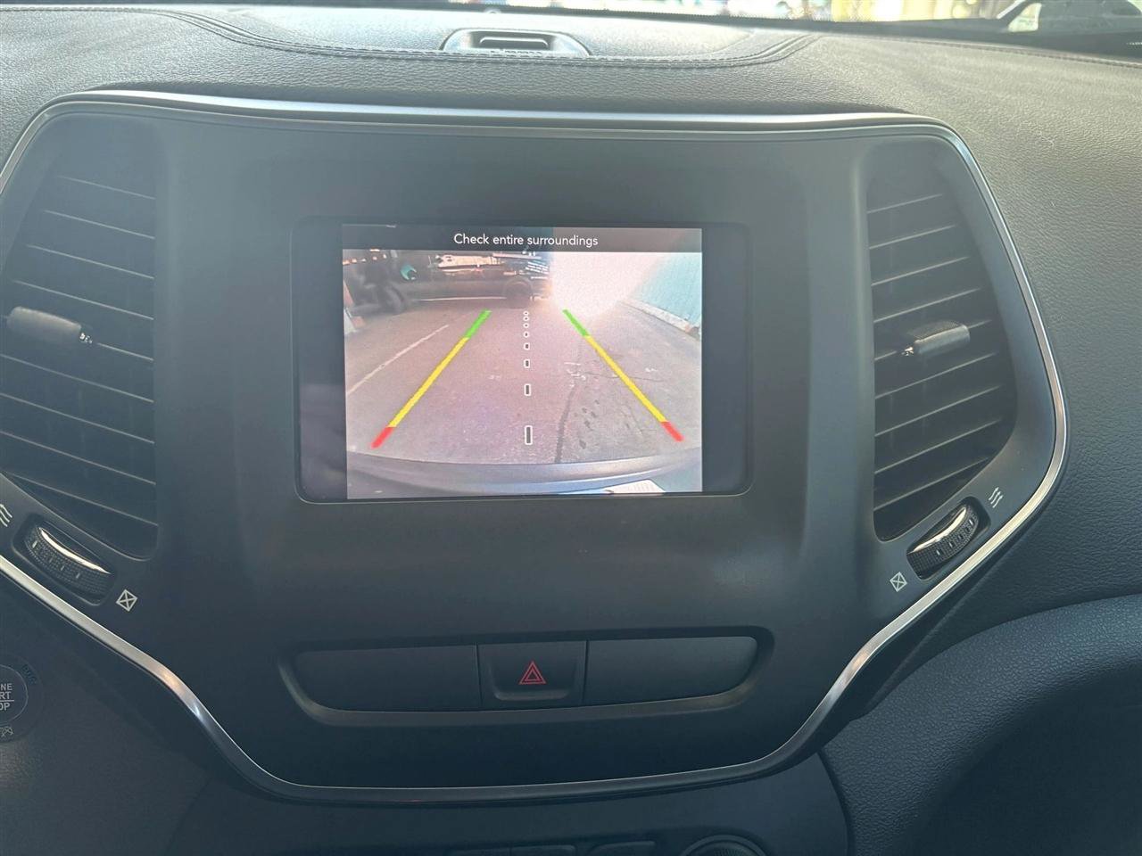 Used 2019 Jeep Cherokee Latitude Plus w/ Comfort/Convenience Group AWD/4WD image 16