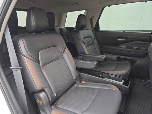 Used 2023 Nissan Pathfinder Platinum FWD image 39
