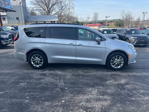 Used 2022 Chrysler Pacifica Touring-L AWD/4WD image 6