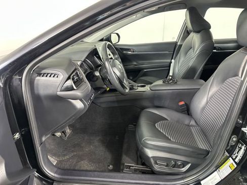 Used 2024 Toyota Camry SE image 11