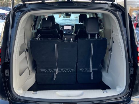 Used 2024 Chrysler Pacifica Touring-L image 12