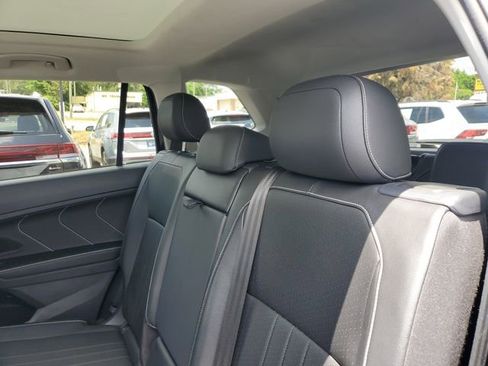 Certified 2024 Volkswagen Tiguan SE w/ Panoramic Sunroof Package FWD image 9