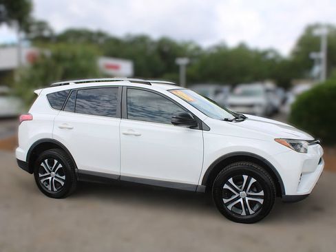 Used 2018 Toyota RAV4 LE FWD image 4