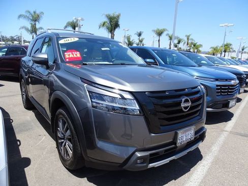 Used 2022 Nissan Pathfinder SL w/ SL Black Package FWD image 5