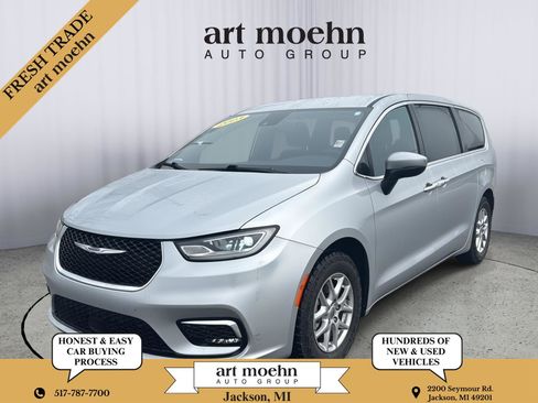 Used 2023 Chrysler Pacifica Touring image 1