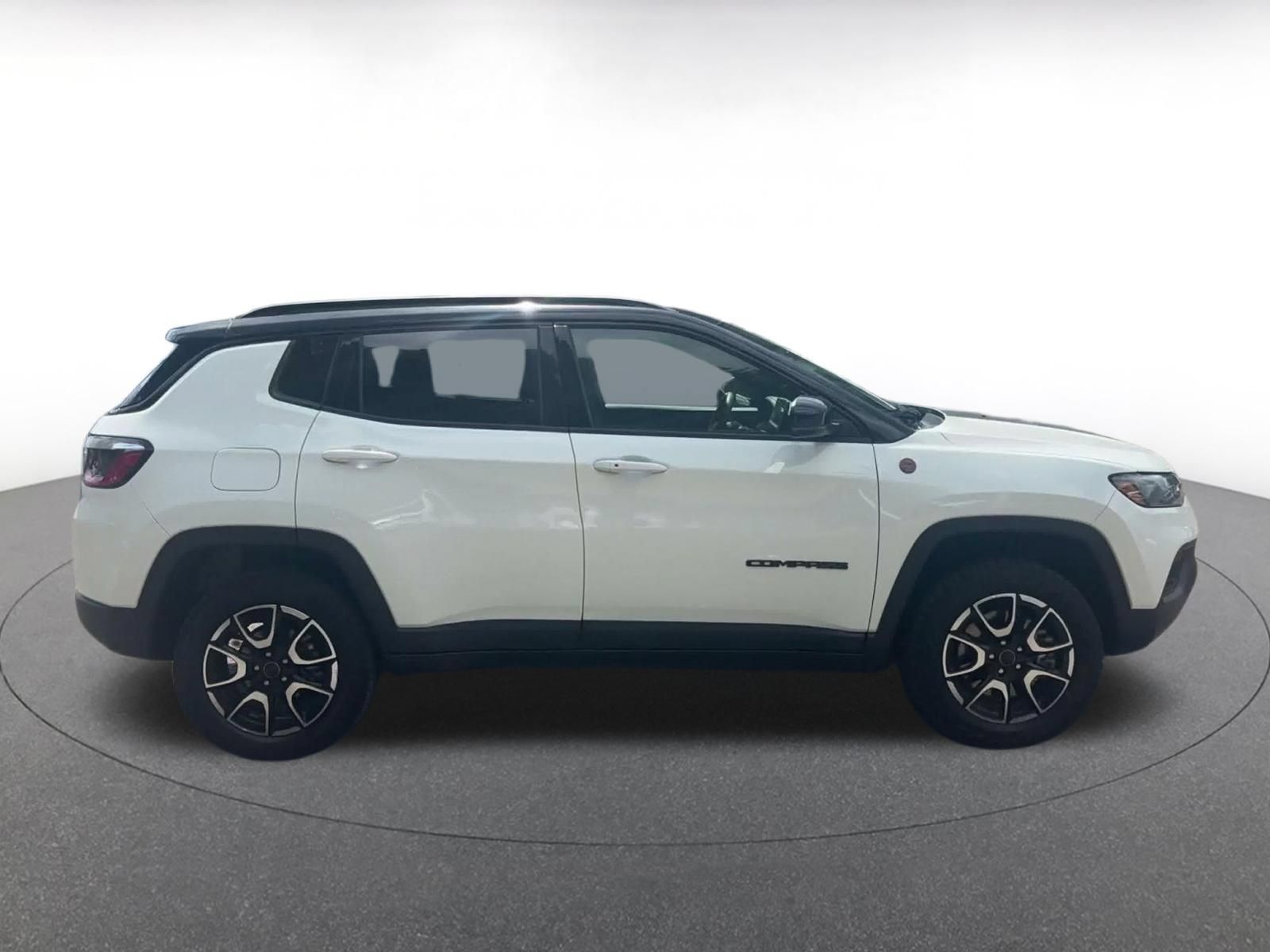 Used 2025 Jeep Compass Trailhawk AWD/4WD image 15