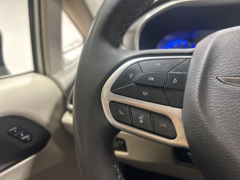 Certified 2023 Chrysler Pacifica Touring-L FWD image 26