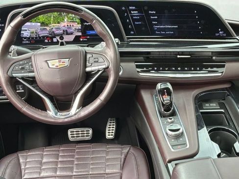 Used 2024 Cadillac Escalade ESV V w/ LPO, ONYX Package AWD/4WD image 17