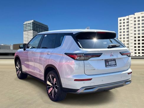 New 2025 Mitsubishi Outlander SE image 3
