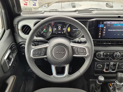 Used 2025 Jeep Wrangler Unlimited Sahara AWD/4WD image 13