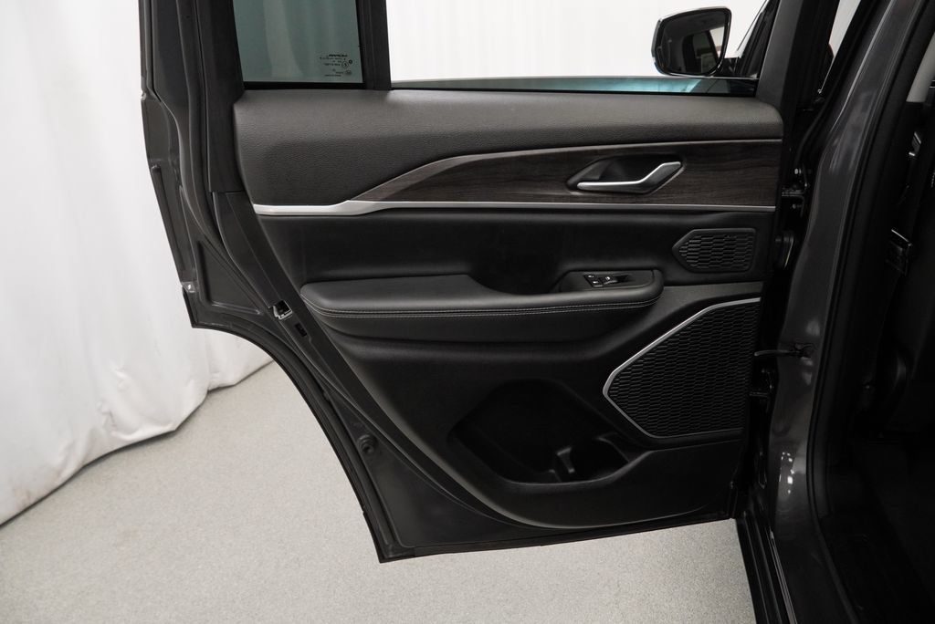 Used 2023 Jeep Grand Cherokee 4WD 4xe image 39