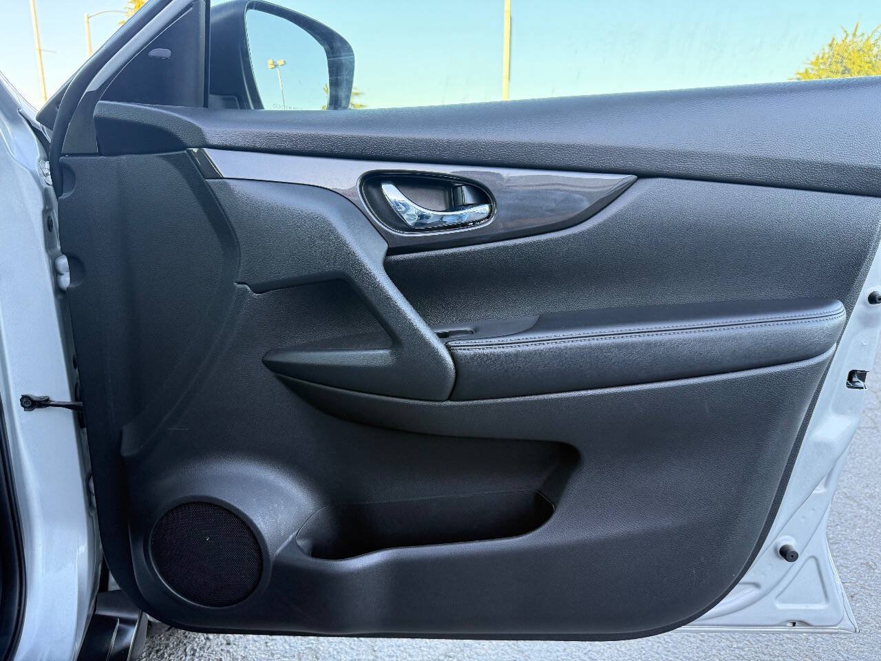 Used 2020 Nissan Rogue SV w/ Premium Package FWD image 13