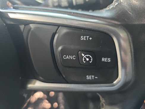 Used 2019 Jeep Wrangler Unlimited Sahara AWD/4WD image 17