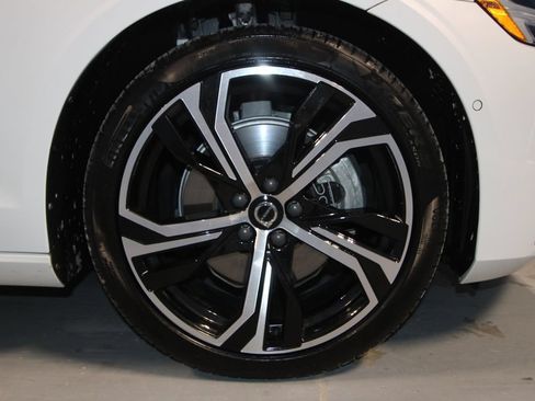 Used 2024 Volvo S60 B5 Plus AWD/4WD image 31