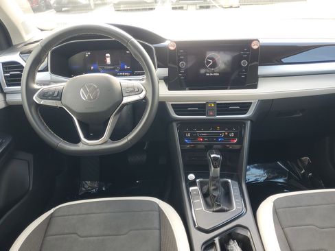 Used 2025 Volkswagen Taos SE FWD image 9