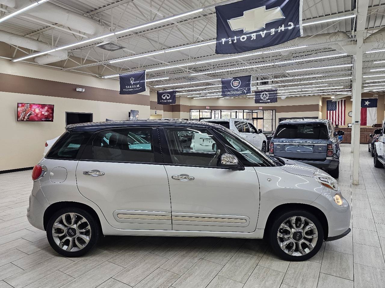 Used 2017 FIAT 500L Lounge w/ Premium Package FWD image 6