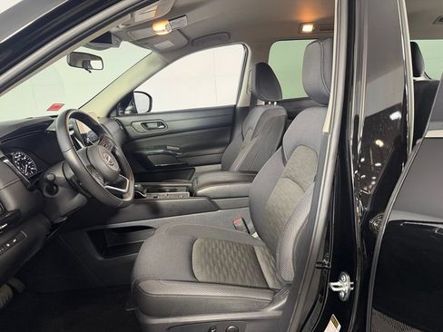 Used 2025 Nissan Pathfinder SV FWD image 19