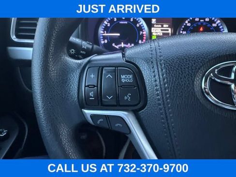Used 2019 Toyota Highlander LE AWD/4WD image 14