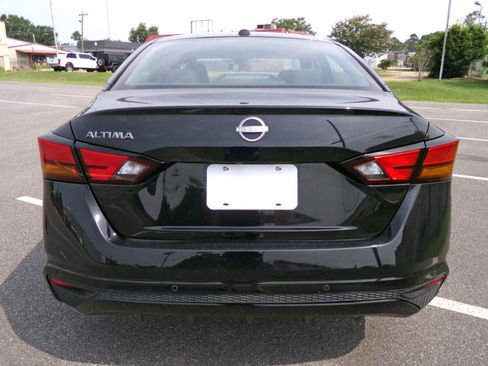 Used 2025 Nissan Altima 2.5 SV FWD image 3