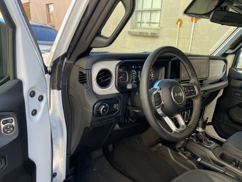 Used 2025 Jeep Wrangler Sahara image 33