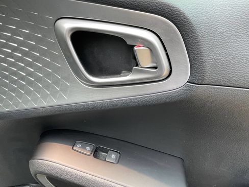 Used 2025 Kia Soul LX w/ LX Technology Package FWD image 13