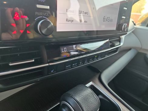 Used 2021 Toyota Sienna XLE AWD/4WD image 9