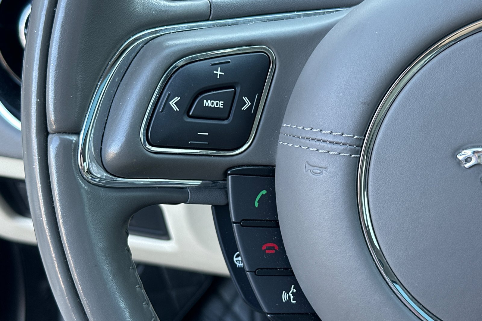 Used 2016 Jaguar XJ R-Sport RWD image 34