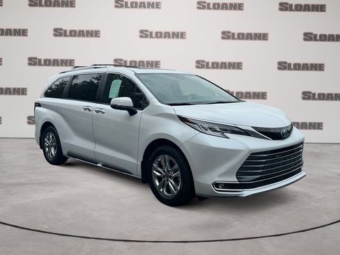 Used 2025 Toyota Sienna Limited AWD/4WD image 7