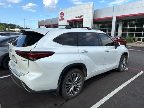 Used 2022 Toyota Highlander Platinum AWD/4WD image 4