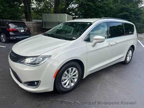 Used 2017 Chrysler Pacifica Touring-L FWD image 6