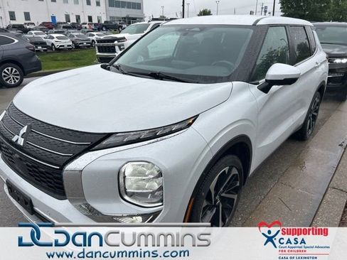 Used 2024 Mitsubishi Outlander SE FWD image 1