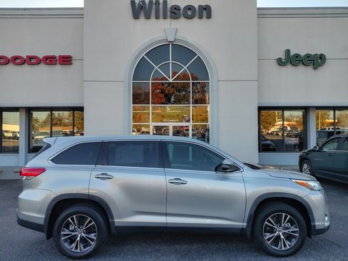 Used 2019 Toyota Highlander LE image 1