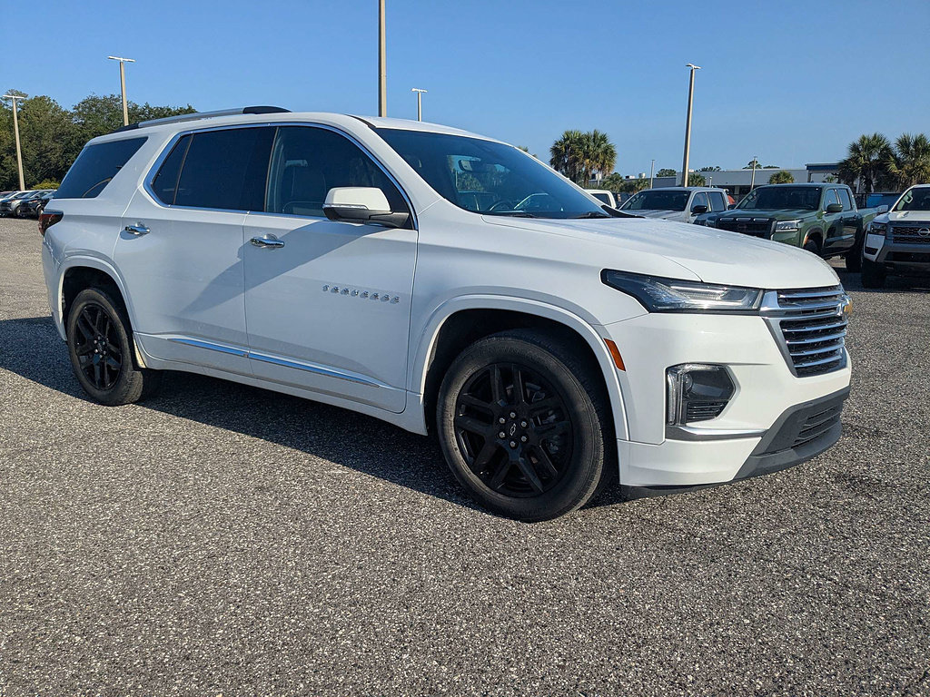 Used 2023 Chevrolet Traverse Premier FWD image 2