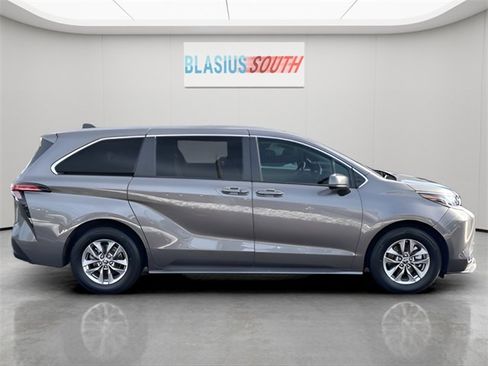Used 2022 Toyota Sienna LE image 2