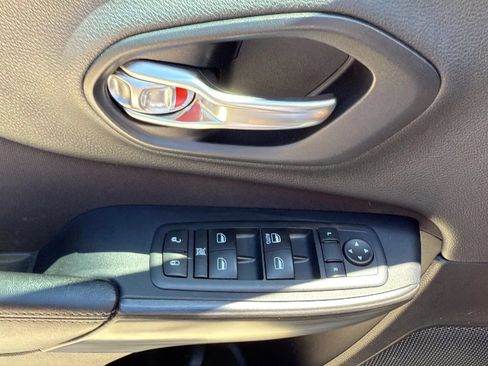 Used 2017 Jeep Cherokee Sport w/ Cold Weather Group FWD image 41