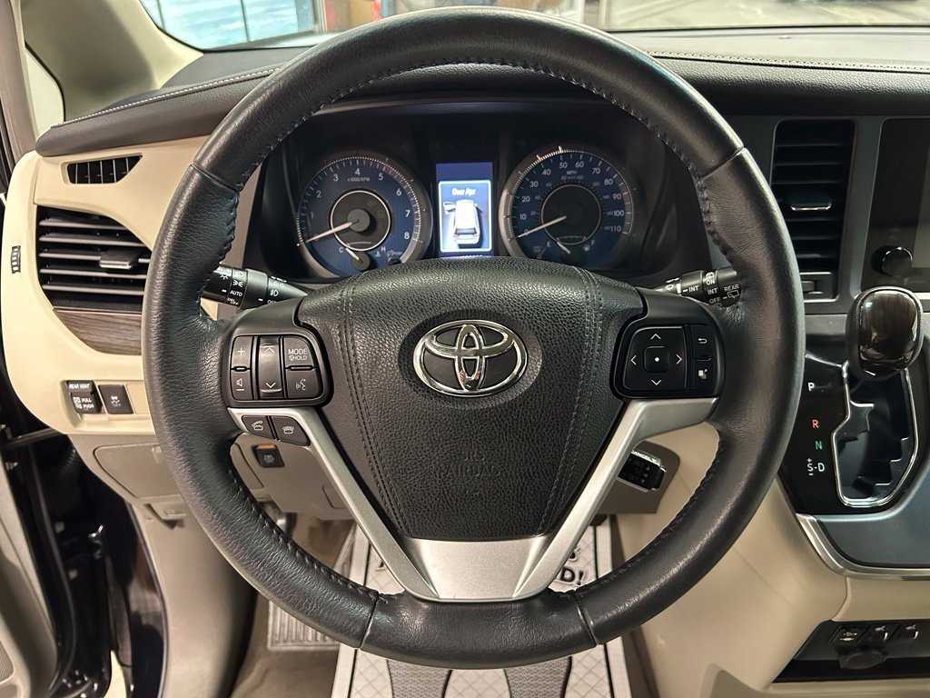 Used 2017 Toyota Sienna XLE FWD image 12