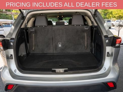 Used 2025 Toyota Highlander LE FWD image 5