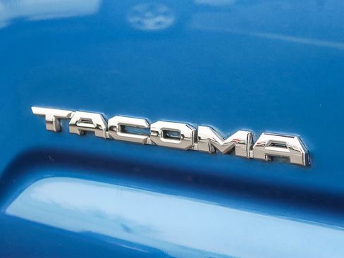 Used 2017 Toyota Tacoma TRD Sport w/ Tow Package image 10