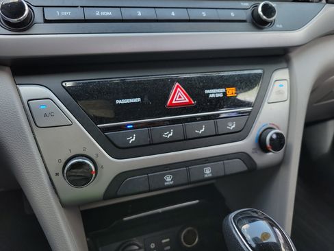 Used 2018 Hyundai Elantra SE image 22