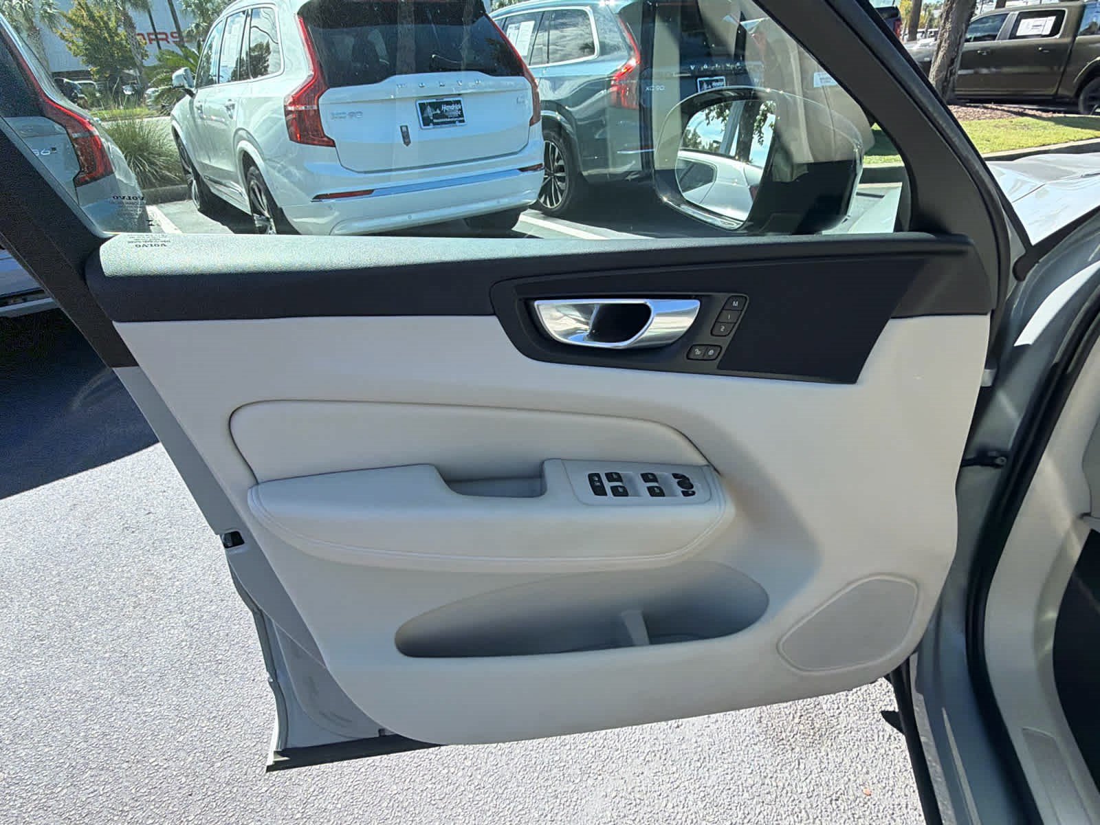 Used 2024 Volvo XC60 B5 Plus w/ Climate Package AWD/4WD image 25