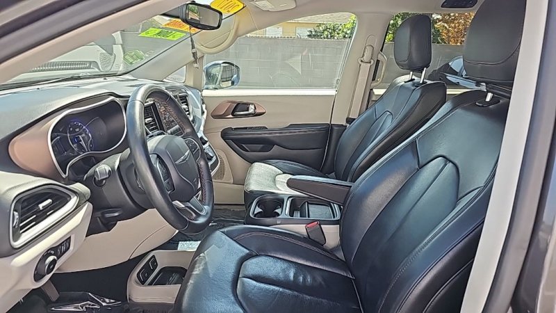 Used 2017 Chrysler Pacifica Touring-L w/ Tire & Wheel Group FWD image 10