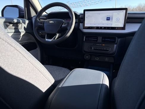 New 2025 Ford Maverick XLT image 32
