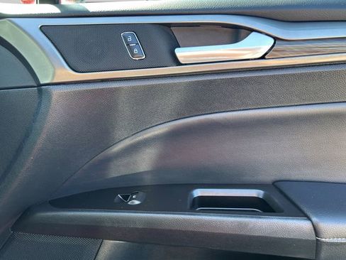 Used 2017 Ford Fusion SE w/ Fusion SE Technology Package image 39