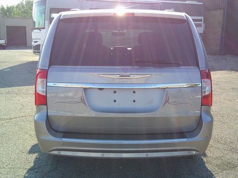 Used 2015 Chrysler Town & Country Touring-L w/ Driver Convenience Group FWD image 9