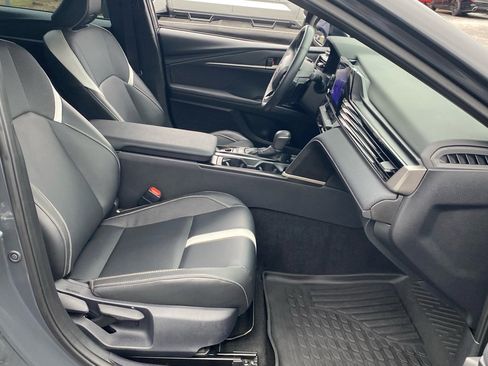 Used 2025 Toyota Camry SE image 15